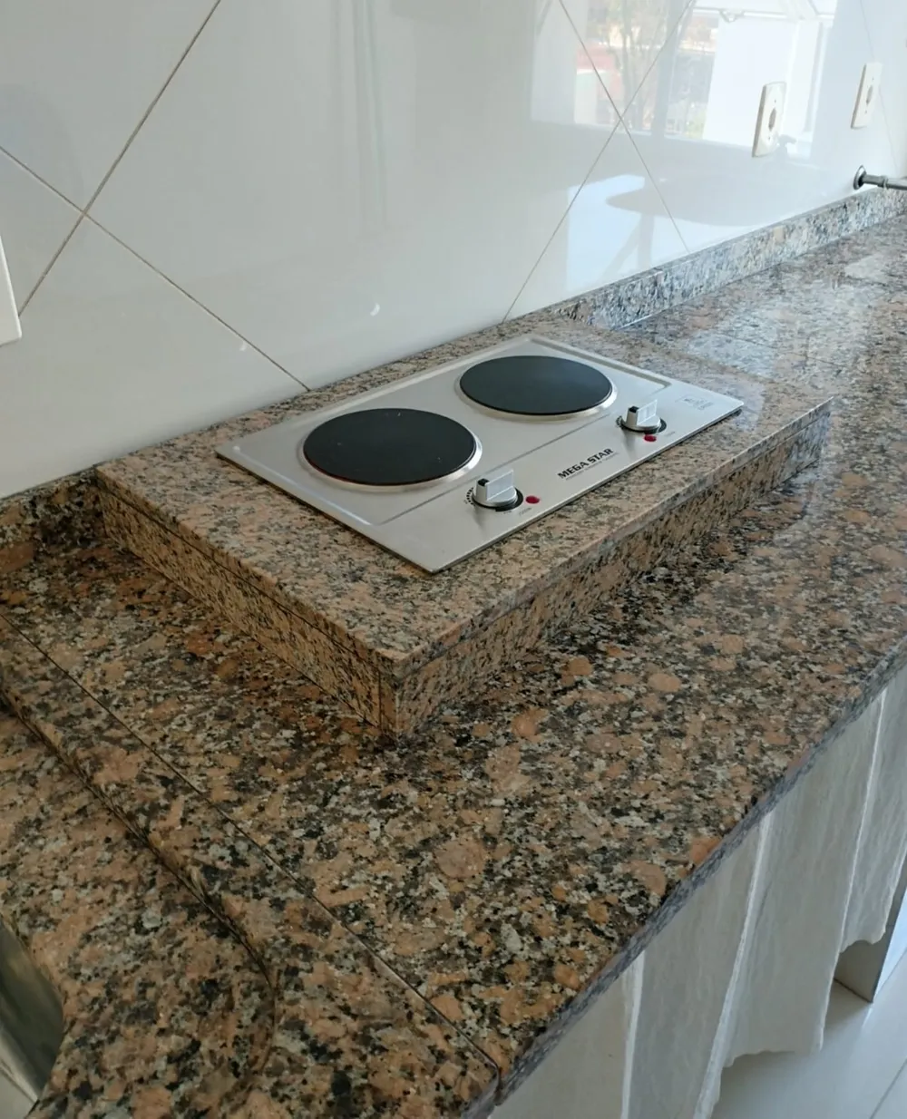 Cooktop adaptado em bancada de pedra