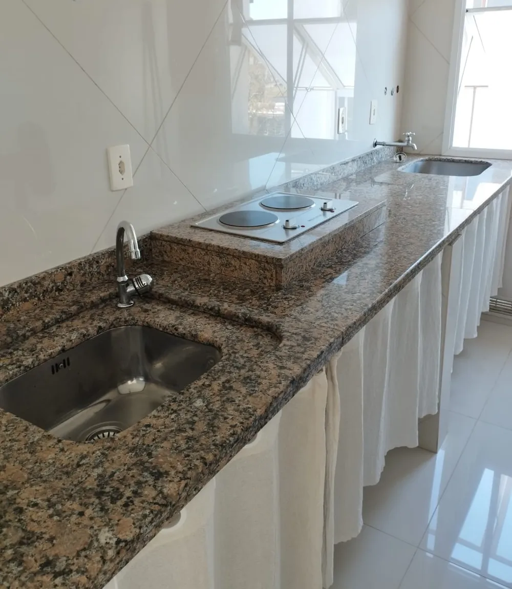 Suporte elevado em mármore ou granito