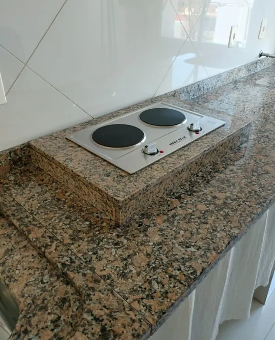 Cooktop instalado em bancada de pedra
