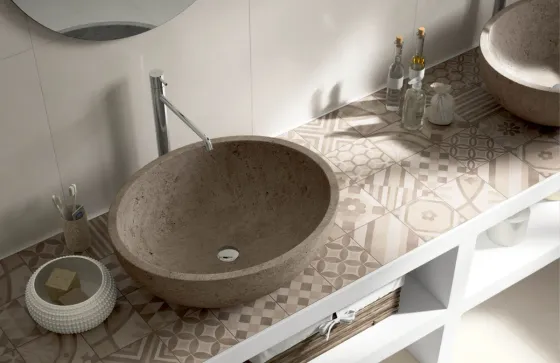 Banheiro com decoração em concreto e pedra