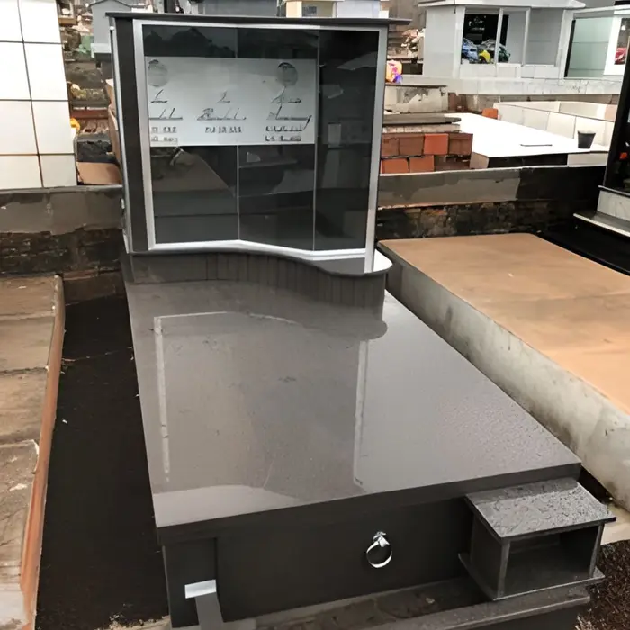 Capelinha em granito para cemitério, modelo 10
