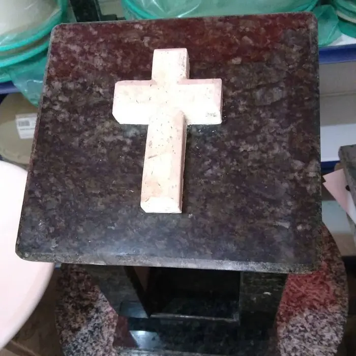 Capelinha em granito para cemitério, modelo 16