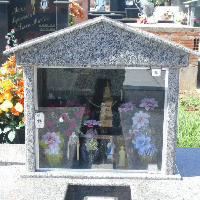 Capelinha em granito para cemitério, modelo 19