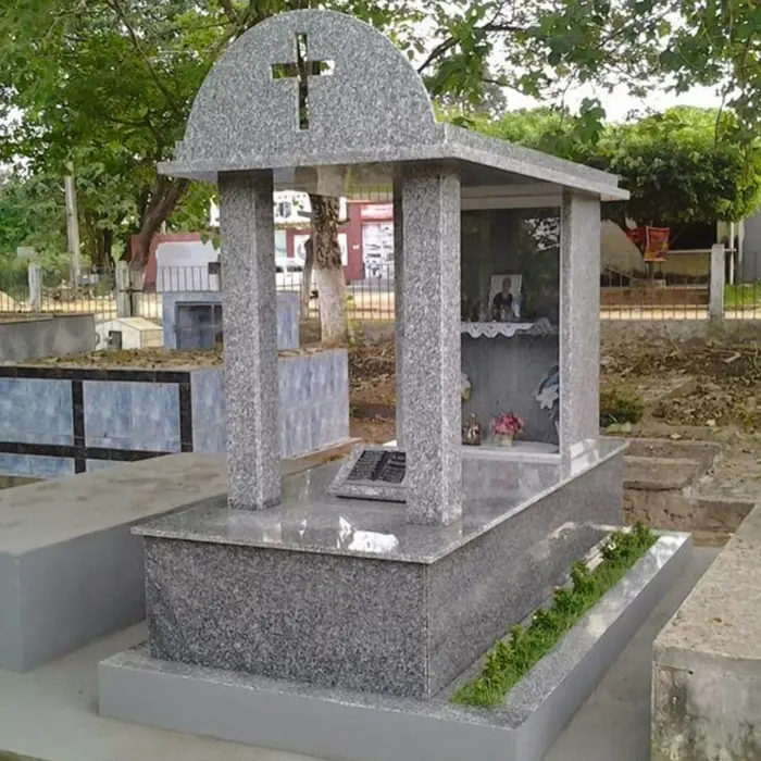 Capelinha em granito para cemitério, modelo 2