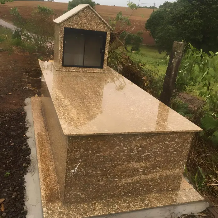 Capelinha em granito para cemitério, modelo 3