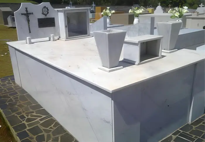 Capelinha em granito para cemitério, modelo 4