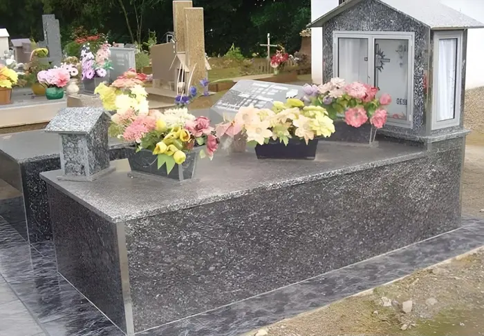 Capelinha em granito para cemitério, modelo 5