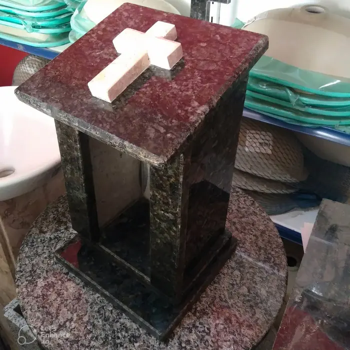 Capelinha em granito para cemitério, modelo 6