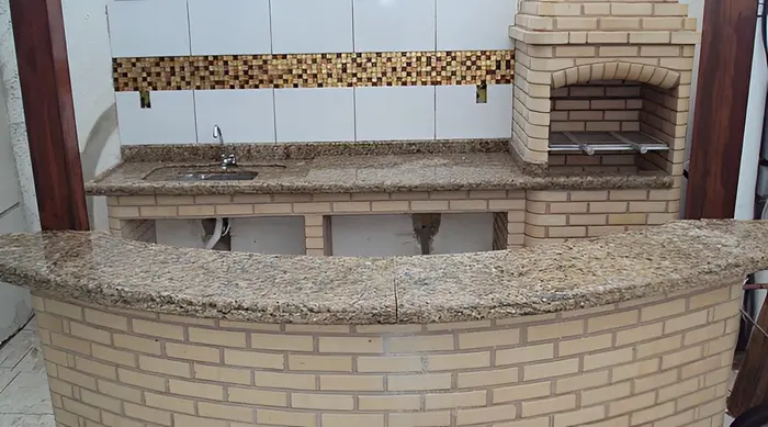 Churrasqueira revestida em mármore ou granito, inspiração 18