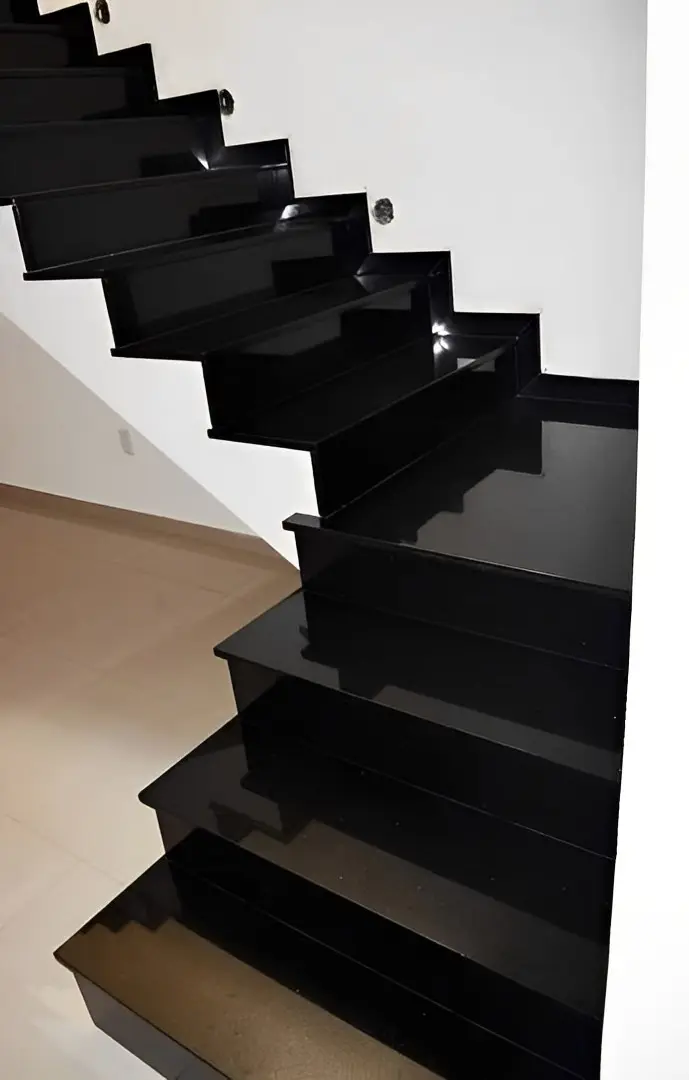 Escada revestida em mármore ou granito, inspiração 7