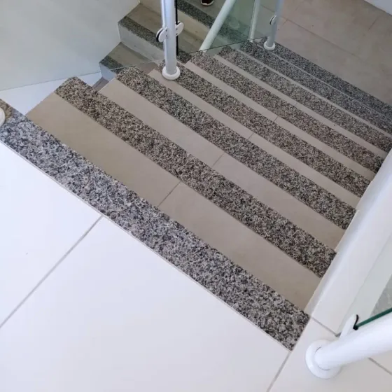Escadas revestidas em mármore e granito