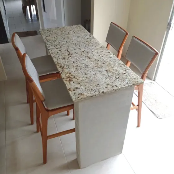 Mesas em mármore e granito