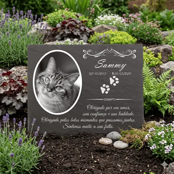 Memorial em granito preto para pet, com placa gravada em baixo-relevo