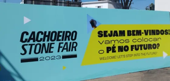 Chapas de granito e mármore na feira de rochas ornamentais Stone Fair 2023