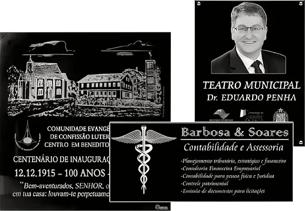 Três placas comemorativas gravadas em granito preto: centenário de igreja, homenagem de teatro municipal e placa profissional de contabilidade