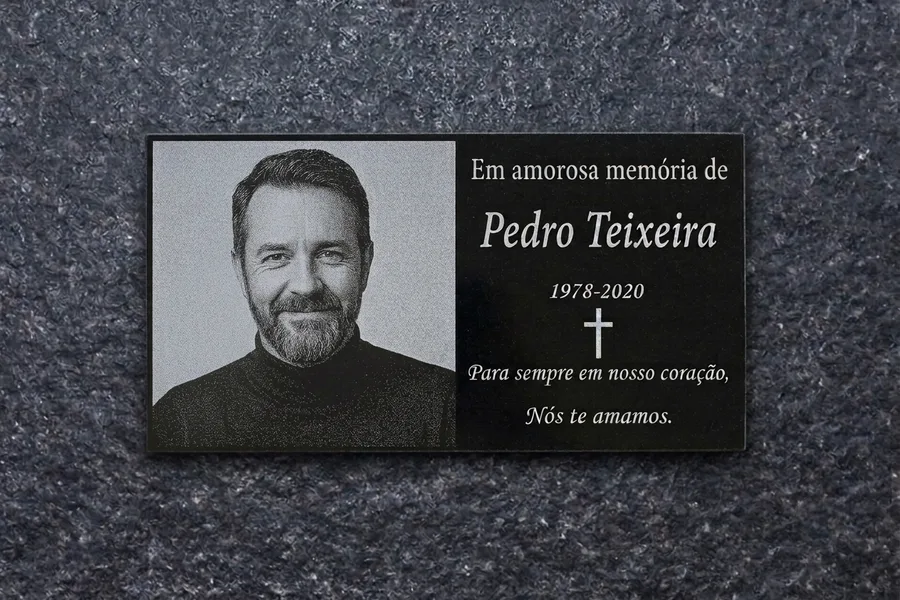 Placa para túmulo em granito preto absoluto com foto gravada em baixo-relevo, nome, datas, cruz e mensagem